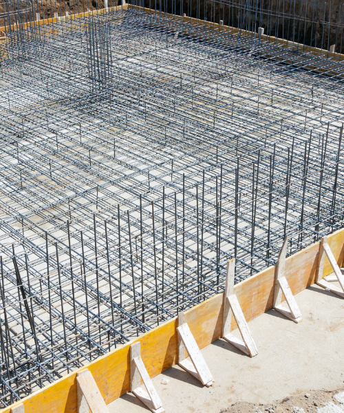 A construction site with a lot of steel bars